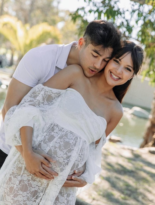 Setelah menikah, tak jarang Aurelie Moeremans dan Tyler memamerkan foto mesra mereka. Termasuk ketika mengambil foto kehamilan bersama dengan tema serba putih. Foto: Dok. Instagram Aurelie Moeremans