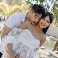 Setelah menikah, tak jarang Aurelie Moeremans dan Tyler memamerkan foto mesra mereka. Termasuk ketika mengambil foto kehamilan bersama dengan tema serba putih. Foto: Dok. Instagram Aurelie Moeremans
