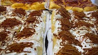 Bakery yang kerap jadi incaran di Bogor, Jawa Barat lainnya adalah Roti Roll bogor. Meski bukan bakery legendaris, Roti Roll Bogor terbilang populer. Pilihan menunya mirip dengan cinnamon roll, tapi lebih lembut. Foto: Google Review