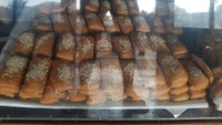 Toko roti legendaris lain yang patut dikunjungi saat berada di Bogor adalah Delicious Bakery. Bakery legendaris satu ini sudah beroperasi sejak 1940-an. Bakery ini menyajikan kreasi roti dengan mempertahankan resep ala Belanda. Foto: Google Review
