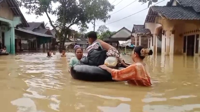 Korban Banjir di Pandeglang Keluhkan Logistik Menipis-Butuh Perlengkapan Bayi