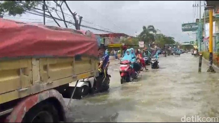 Luapan Bengawan Jero Rendam Jalan Raya Sukodadi-Paciran Lamongan