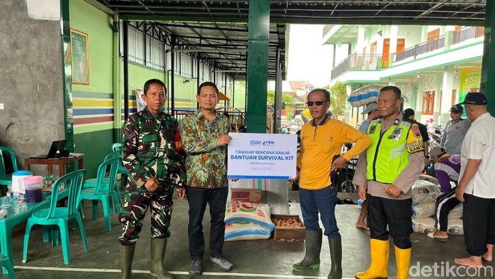 Perwakilan BRI Kudus saat memberikan bantuan untuk korban banjir di Desa Pasuruan Lor Kecamatan Jati, Rabu (14/1/2026).