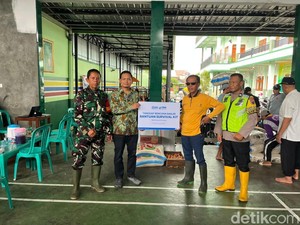 Pengungsi Terdampak Banjir Kudus Terima Bantuan Sembako-Survival Kit