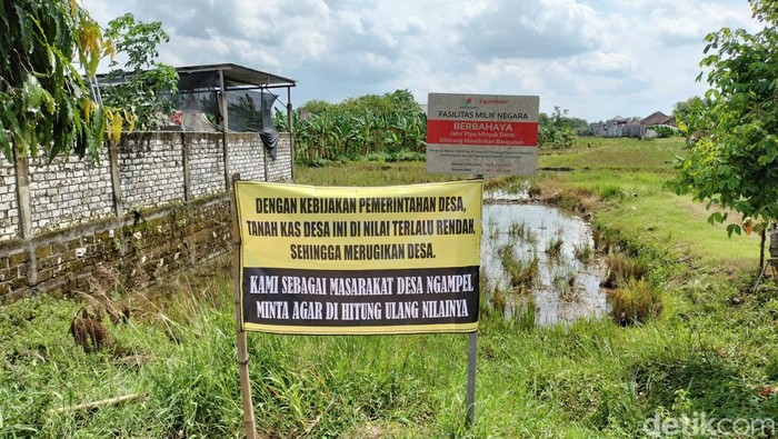 Banner Warga Ngampel di Tanah Tukar Guling