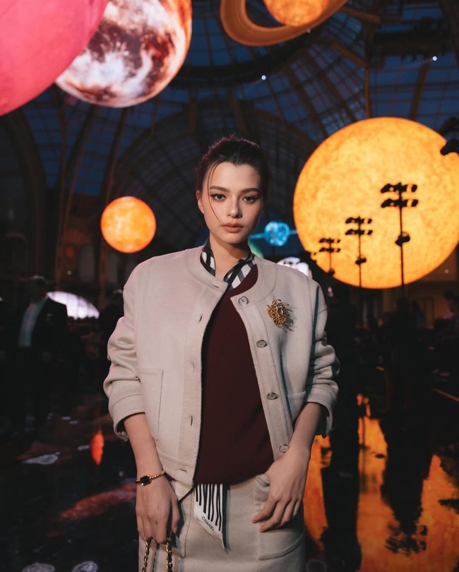 “Jika semuanya sama, itu tidak akan disebut karma, kan? Bersiaplah memulai era baru dengan seorang gadis baru bernama Becky Armstrong. Ketika dunia seperti sekarang ini tampaknya membutuhkan Nanno untuk menyadarkannya,” tulis Netflix Thailand, meningkatkan rasa penasaran penggemar. Foto: dok. Instagram @beccca