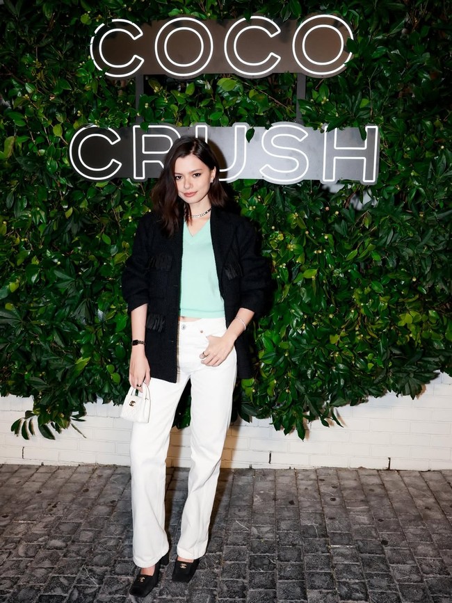 Aktris blasteran Thailand-Inggris ini bukan wajah baru di industri hiburan. Ia dikenal dengan penampilannya dalam serial TharnType Season 2, Gap: The Series, dan Vamp: The Series. Becky Armstrong juga eksis sebagai brand ambassador Chanel dan L’Oreal Paris. Foto: dok. Instagram @beccca