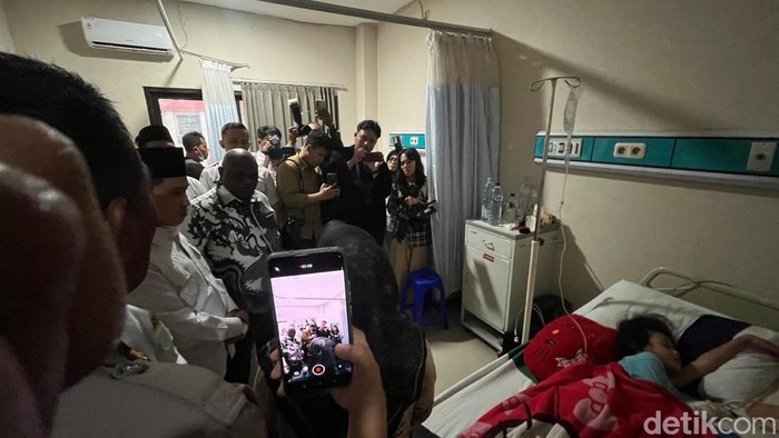 Bupati dan Menteri HAM Jenguk korban keracunan MBG di RSUD Prof dr Soekandar