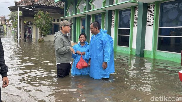Bupati Kudus Sam'ani Intakoris saat meninjau banjir di Jetiskapuan Kecamatan Jati, Rabu (14/1/2026). Bupati Kudus Sam'ani Intakoris saat meninjau banjir di Jetiskapuan Kecamatan Jati, Rabu (14/1/2026).