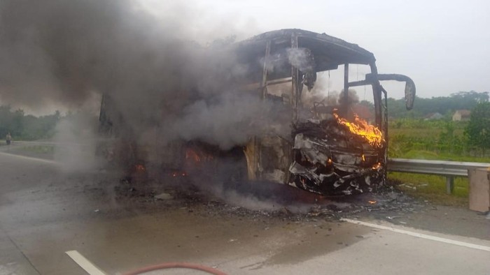 Bus Pariwisata Terbakar di Jalan Tol Lampung, Semua Penumpang Selamat