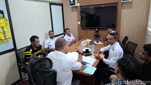 Sejumlah kepala desa dan Camat Amfoang Utara saat berdialog dengan perwakilan BBWS NT II, Rabu (14/1/2026). (Yufengki Bria/detikBali).