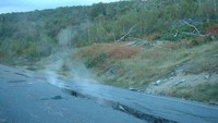 Salah satu jalan di Centralia mengalami kerusakan. Dari dalam celah aspal yang terbuka muncul asap yang suhunya sangat panas. Asap itu menandakan di dalam tanah masih terjadi kebakaran. Foto: Wikimedia Commons/CCA 2.0/Doug Kerr