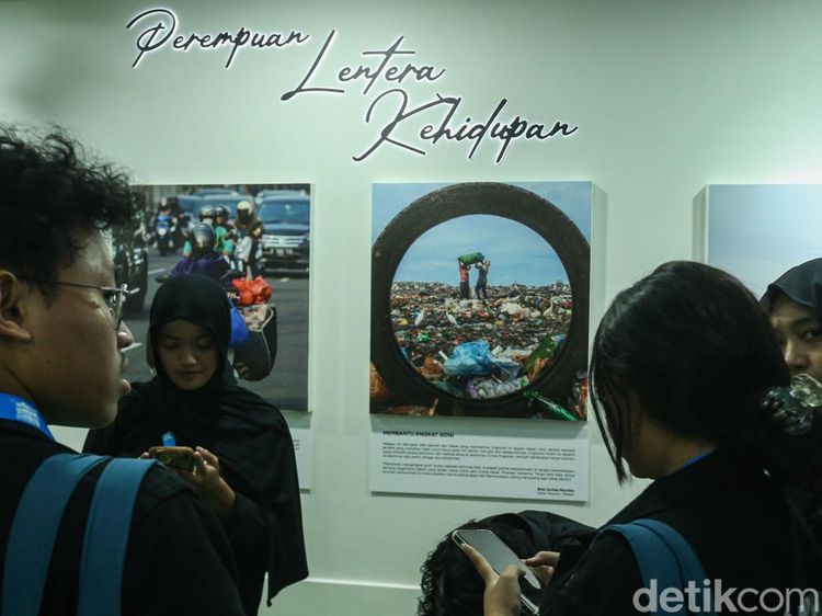 Cerita Perempuan Tangguh Menghiasi Ruang Transit MRT Jakarta