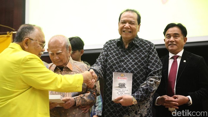 Pengusaha Chairul Tanjung menghadiri dies natalis ke-50 Surat Kabar Kampus Salemba UI, di Auditorium FKUI, Jl Salemba Raya, Jakarta, Rabu (14/1/2026). Turut hadir sejumlah tokoh yang merupakan alumni UI seperti Yusril Ihza Mahendra, Emil Salim, Dipo Alam, dan Ikrar Nusa Bakti.