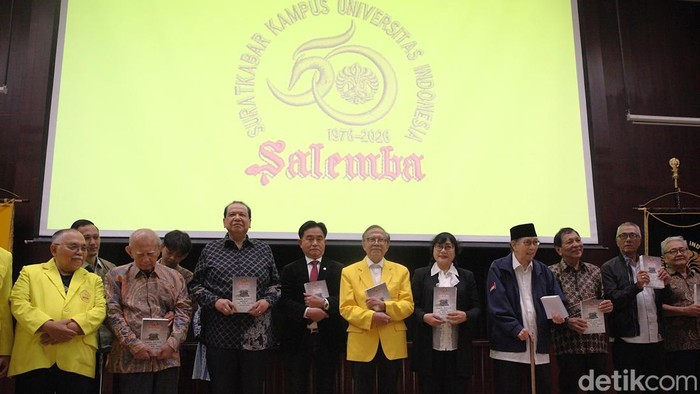 Pengusaha Chairul Tanjung menghadiri dies natalis ke-50 Surat Kabar Kampus Salemba UI, di Auditorium FKUI, Jl Salemba Raya, Jakarta, Rabu (14/1/2026). Turut hadir sejumlah tokoh yang merupakan alumni UI seperti Yusril Ihza Mahendra, Emil Salim, Dipo Alam, dan Ikrar Nusa Bakti.