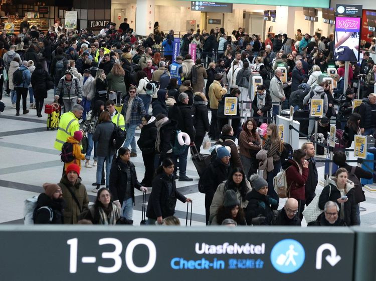 Cuaca Ekstrem Lumpuhkan Penerbangan di Budapest