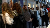 Cuaca buruk juga berdampak pada operasional bandara di Praha, Wina, dan Bratislava. REUTERS/Bernadett Szabo  