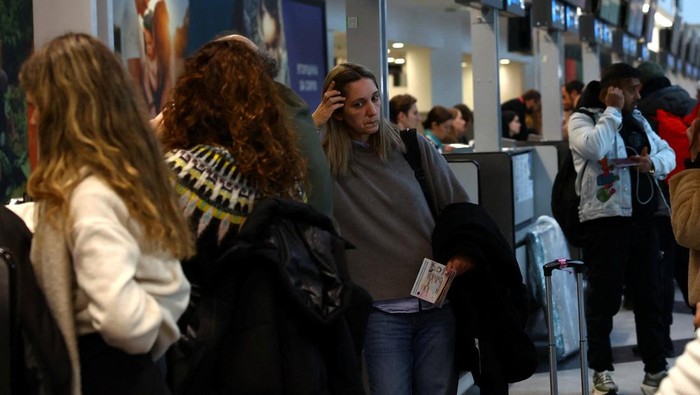 Passengers wait at Budapest Airport after a temporary closure due to extremely icy conditions in Budapest, Hungary, January 13, 2026. REUTERS/Bernadett Szabo