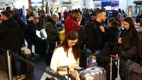 Cuaca musim dingin ekstrem sempat menutup Bandara Budapest, Hungaria, Selasa (13/1/2026), dan menyebabkan gangguan besar bagi penumpang. REUTERS/Bernadett Szabo  