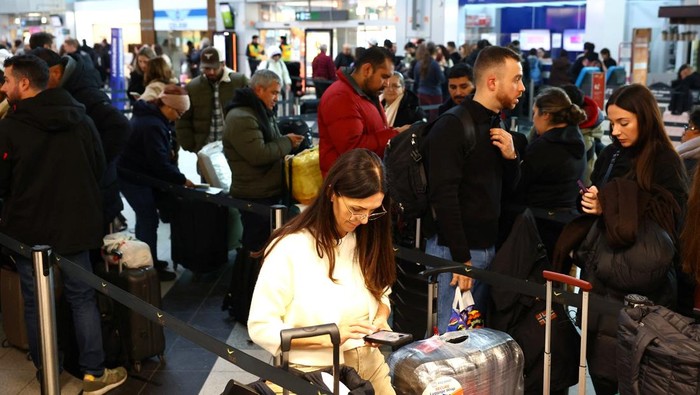 Passengers wait at Budapest Airport after a temporary closure due to extremely icy conditions in Budapest, Hungary, January 13, 2026. REUTERS/Bernadett Szabo