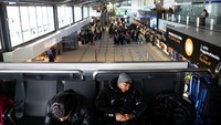 Bandara kembali dibuka pada pukul 12.00 GMT setelah kondisi dinilai aman. REUTERS/Bernadett Szabo  
