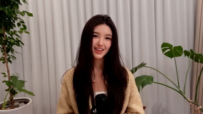 Danielle Marsh muncul pertama kalinya setelah dikeluarkan ADOR dari NewJeans, menyapa fans lewat siaran langsung di YouTube.