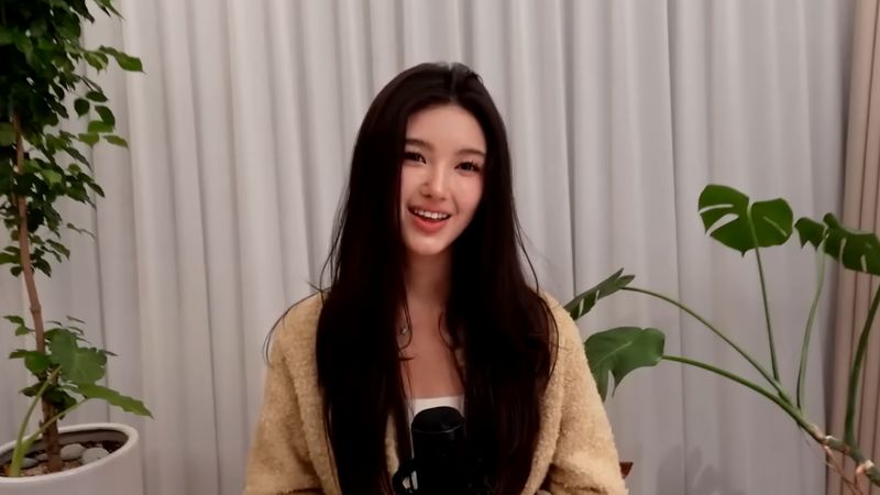 Danielle Marsh muncul pertama kalinya setelah dikeluarkan ADOR dari NewJeans, menyapa fans lewat siaran langsung di YouTube.