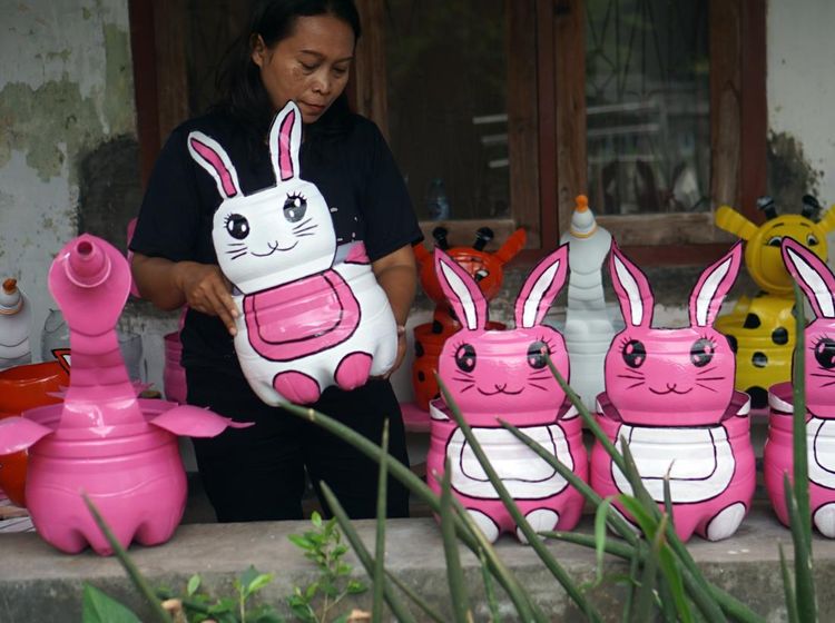 Dari Limbah Jadi Cuan, Warga Tulungagung Sulap Galon Bekas Jadi Pot Unik