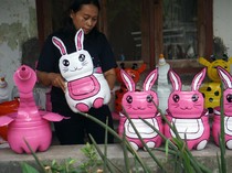 Dari Limbah Jadi Cuan, Warga Tulungagung Sulap Galon Bekas Jadi Pot Unik