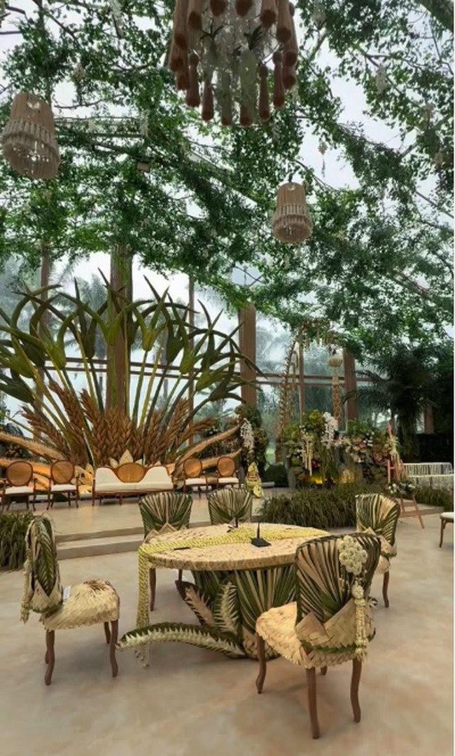 Dalam budaya Jawa, beras lebih dari sekadar makanan tapi lambang dari kehidupan, jiwa, dan tradisi. Dipandang sebagai hadiah suci dari Dewi Sri, dewi kesuburan, beras dipilih karena melambangkan kemakmuran dan harmoni antara manusia, alam, dan Tuhan. Foto: Instagram @stupacaspea