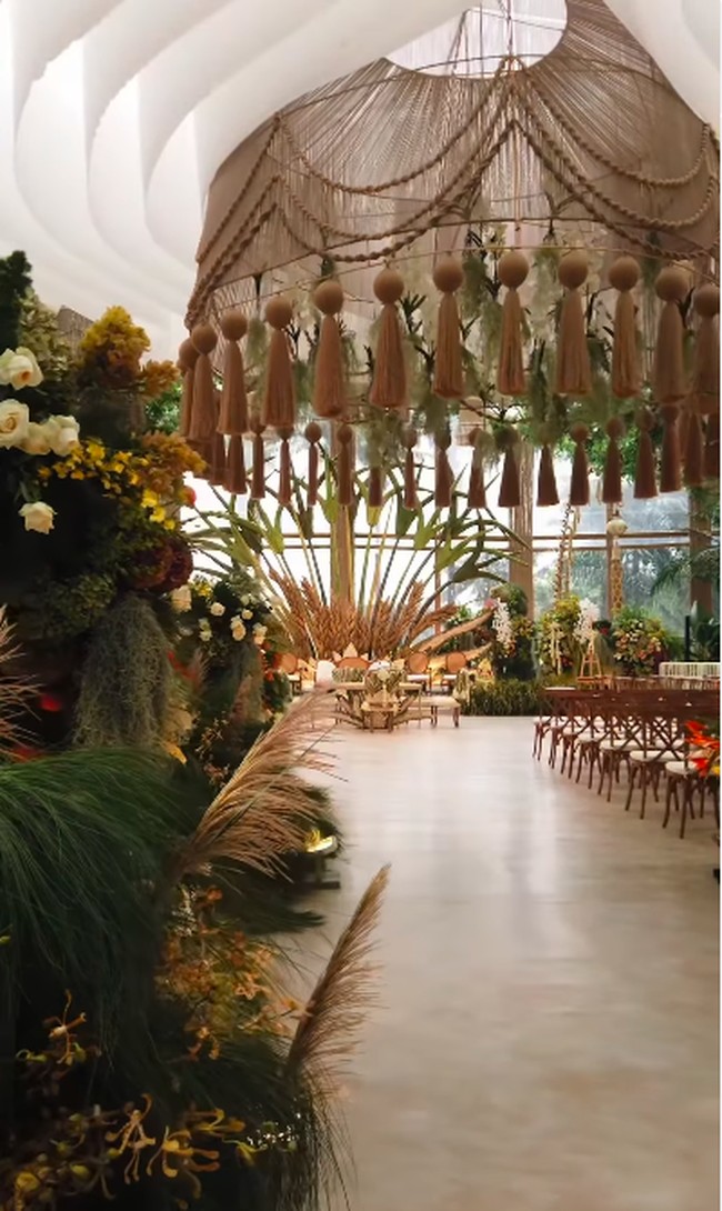 Dekorasi pernikahan Darma dan Patricia dikerjakan oleh Stupa Caspea. Dalam video yang dibagikan, terungkap detail dekorasi akad nikah mereka yang mengambil filosofi padi. Foto: Instagram @stupacaspea