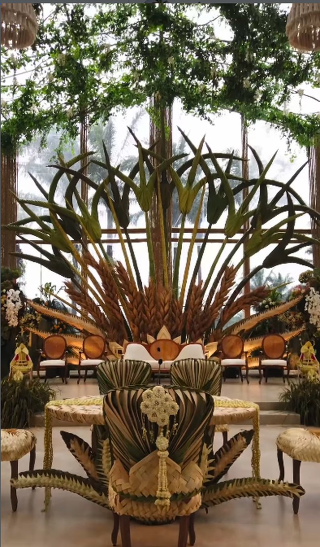 Salah satu detail paling indah adalah backdrop akad nikah yang  dikelilingi dengan dedaunan dan bunga-bunga rimbun. Foto: Instagram @stupacaspea
