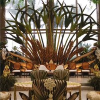 Salah satu detail paling indah adalah backdrop akad nikah yang  dikelilingi dengan dedaunan dan bunga-bunga rimbun. Foto: Instagram @stupacaspea