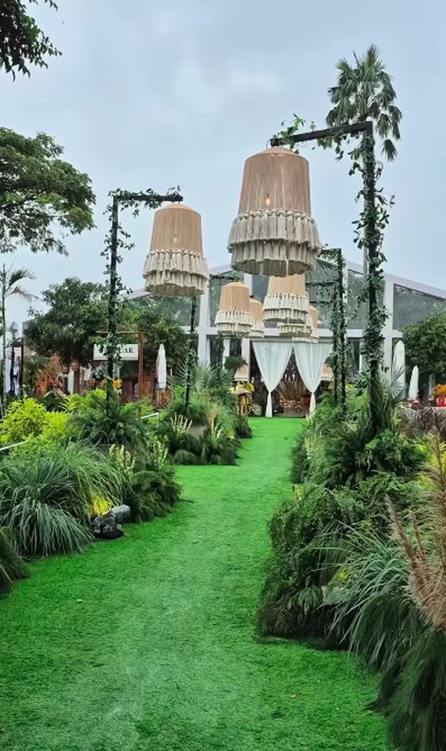 Tak hanya di dalam tempat akad nikah, dekorasi tropis paduan budaya Jawa dan Afrika juga hadir di bagian outdoor pesta pernikahan.  Foto: Instagram @stupacaspea