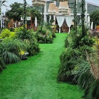 Tak hanya di dalam tempat akad nikah, dekorasi tropis paduan budaya Jawa dan Afrika juga hadir di bagian outdoor pesta pernikahan.  Foto: Instagram @stupacaspea