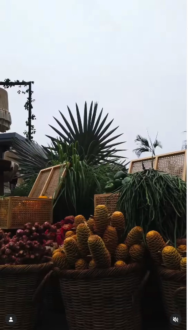 Dekorasi penuh bunga dan buah dibuat dengan tekstur berlapis sedangkan aksen tenda tirai memadukan akar Jawa dengan nuansa Afrika untuk menghormati tempat kisah mereka dimulai. Foto: Instagram @stupacaspea