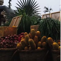 Dekorasi penuh bunga dan buah dibuat dengan tekstur berlapis sedangkan aksen tenda tirai memadukan akar Jawa dengan nuansa Afrika untuk menghormati tempat kisah mereka dimulai. Foto: Instagram @stupacaspea