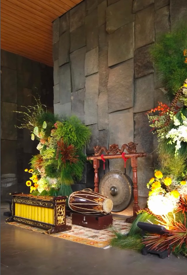 Untuk mengentalkan adat Jawa, Darma dan Patricia juga menambahkan alat musik tradisional sebagai salah satu ornamen acara akad nikah. Foto: Instagram @stupacaspea