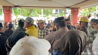Massa juga merangsek masuk ke gedung DPRD Kota Surabaya. Mereka ingin bertemu dengan perwakilan dewan untuk menyampaikan aspirasi secara langsung.
