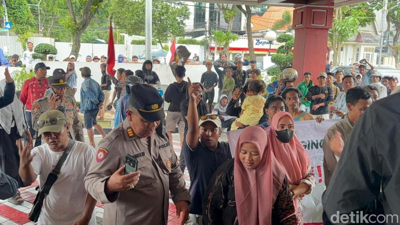 Demo jagal dan pedagang RPH di DPRD Kota Surabaya