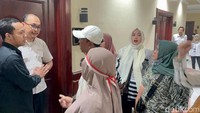 Beberapa pendemo juga nekat ingin masuk ke ruangan Ketua DPRD Kota Surabaya untuk melakukan audiensi secara langsung.