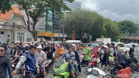 Aksi ini, sempat membuat Jalan Yos Sudarso menjadi macet.