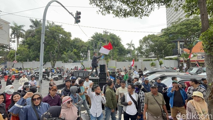 Demo jagal di kawasan DPRD Surabaya, Jalan Yos Sudarso macet