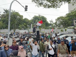 Demo Jagal RPH Pegirian Geser ke DPRD Surabaya, Jalan Yos Sudarso Macet