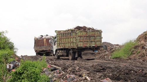 Deretan truk mengantre untuk membuang sampah di TPA Temesi, Gianyar, Rabu (14/1/2025). (Aryo Mahendro/detikBali)