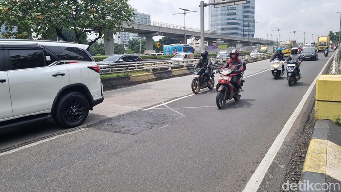 Sempat Berlubang, Jalan di Turunan Flyover Pancoran Kini Sudah Ditambal