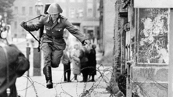Detik-detik mendebarkan saat seorang tentara muda Jerman Timur bernama Conrad Schumann nekat melompati kawat berduri menuju Berlin Barat pada tahun 1961 demi mencari kebebasan. Loncatan ikonik ini terjadi tepat saat Tembok Berlin mulai dibangun, menjadikannya potret paling terkenal tentang keberanian manusia melawan penindasan rezim pada masa Perang Dingin. Foto: Boredpanda