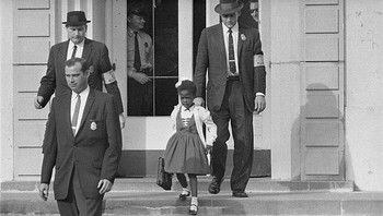 Ruby Bridges, gadis kecil berusia 6 tahun yang harus dikawal ketat oleh US Marshals hanya untuk masuk ke sekolah dasar khusus kulit putih di New Orleans tahun 1960. Di tengah kecaman rasial yang luar biasa saat itu, Ruby tetap melangkah tegak. Kini di usianya yang ke-71, ia masih aktif sebagai aktivis politik yang terus memperjuangkan kesetaraan di Amerika Serikat. Foto: Boredpanda