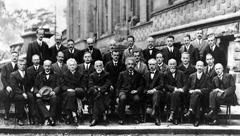 Inilah potret pertemuan pikiran paling cemerlang sepanjang sejarah dalam Konferensi Solvay di Belgia tahun 1927, di mana hampir seluruh orang dalam foto ini adalah peraih Nobel. Bayangkan, nama-nama legendaris seperti Albert Einstein, Marie Curie, hingga Erwin Schrodinger berkumpul dalam satu bingkai. Foto: Boredpanda