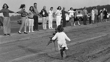 Pada tahun 1989, jutaan warga dari Lituania, Estonia, dan Latvia melakukan aksi damai dengan membentuk rantai manusia tanpa putus sepanjang 600 kilometer melintasi tiga negara. Aksi yang dikenal sebagai Baltic Way ini dilakukan untuk menuntut kemerdekaan dari Uni Soviet.Foto: Boredpanda